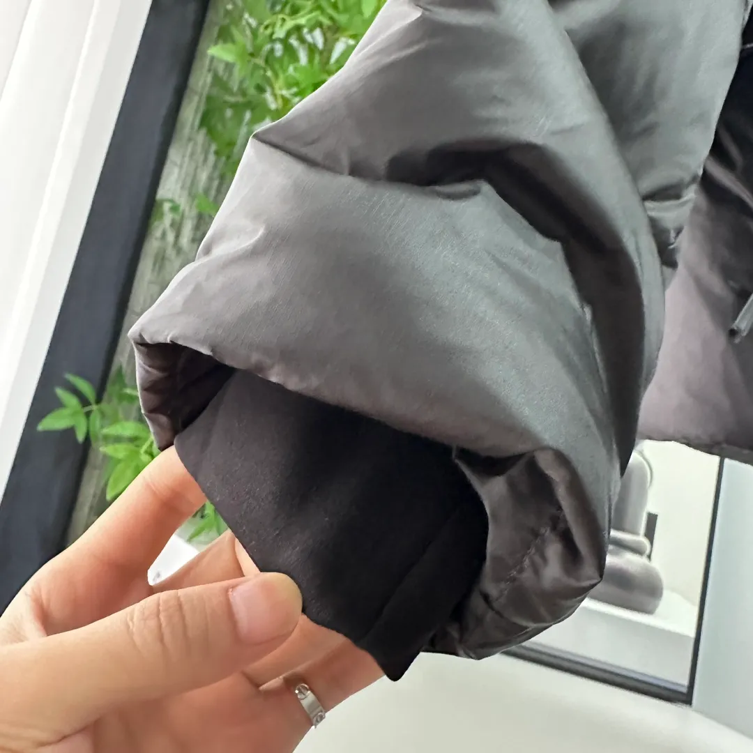 P780 Style number: Y112 𝗚𝗮𝗻𝗮𝗱𝗮 𝗚𝗼𝗼𝘀𝗲｜Canada Goose Cypress series women's short puff/down jacket Color: black, silver Size: XS, S, M, Customized original high-density waterproof recycled Feather-Light tear-resistant fabric, waterproof and windproof, light and fluffy. The interior adopts nylon double-layer sealing design! The interior is filled with 90% white duck down of the national standard, and the down content is as high as 350 grams. Fluffy, plump and soft to the touch.